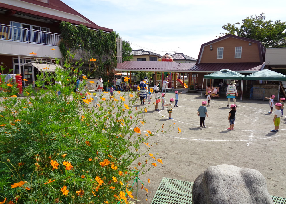 伸び伸び遊べる広い園庭