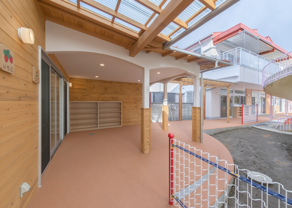 手前：木造園舎（012歳）、奥：2階建て園舎（345歳）