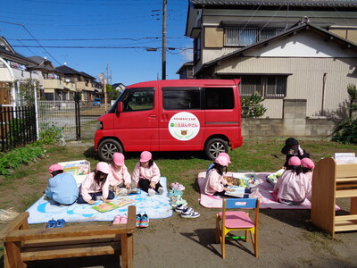 やぎさん公園に絵本カーが来たよ☆